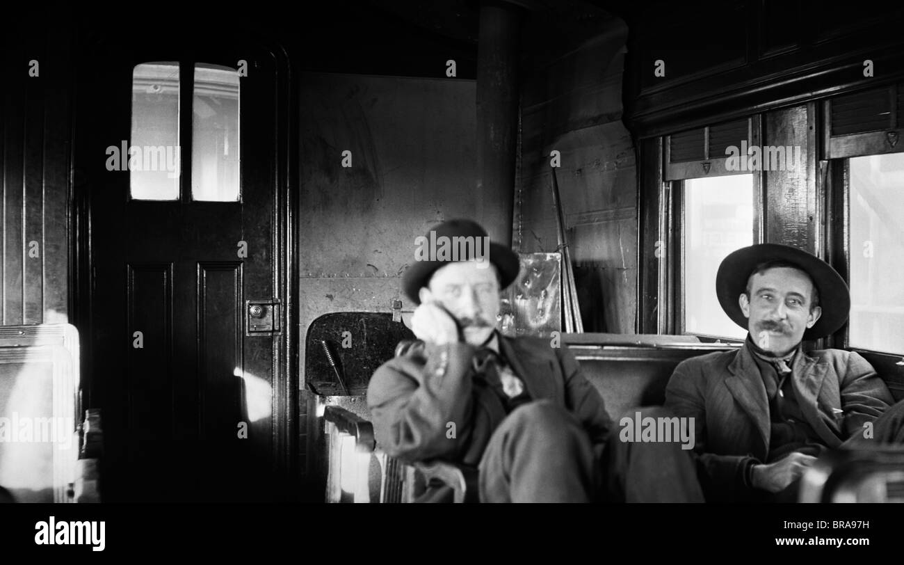 1900s due uomini di passeggeri in un vecchio alloggio carrozza del treno Foto Stock