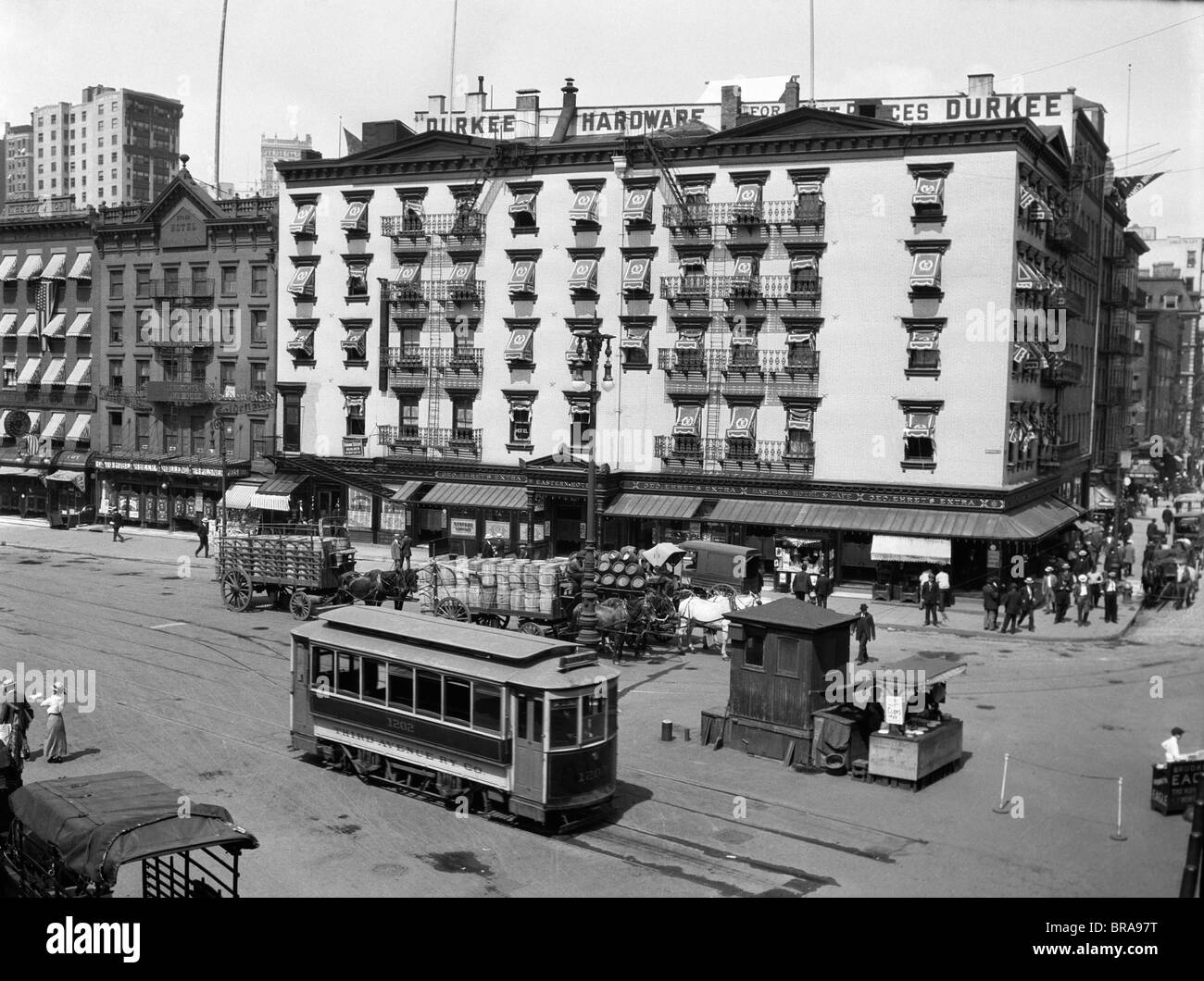 1910s 1916 L'EST HOTEL NEW YORK CITY a sud di traghetto Lower Manhattan con un EDISON STREET CAR Foto Stock
