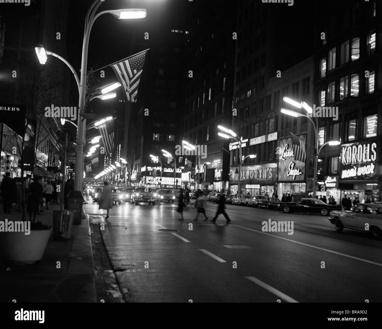 1960s 1963 scena notturna di grande traffico su STATE STREET CHICAGO ILLINOIS Foto Stock