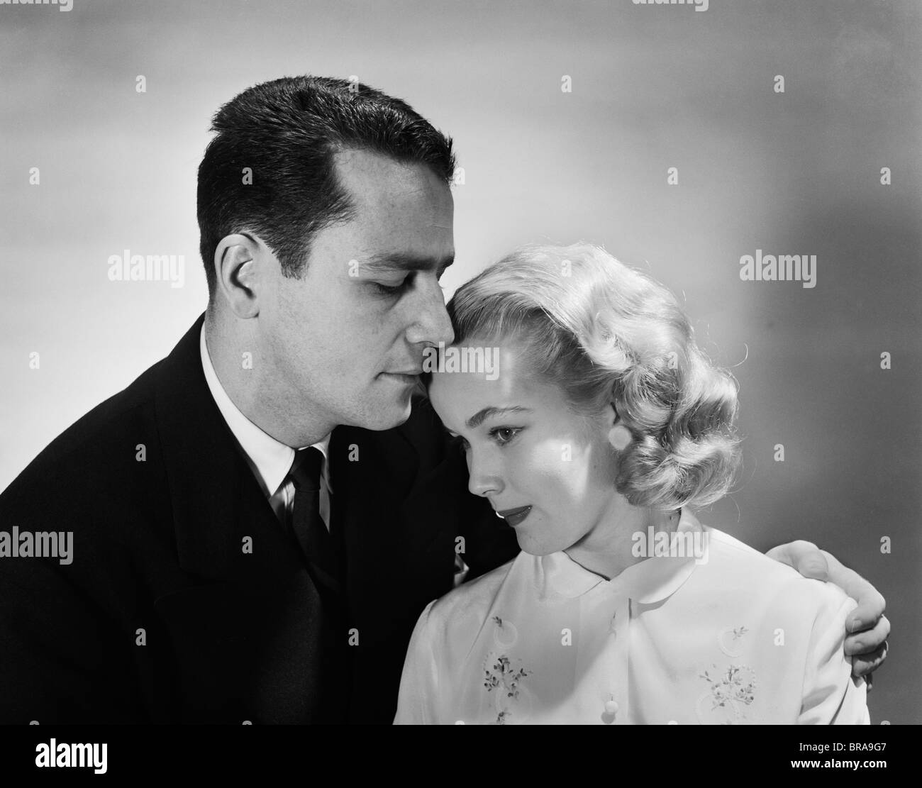 Anni Cinquanta romantico ritratto DONNA BIONDA appoggiata la testa sulla spalla MANS Foto Stock