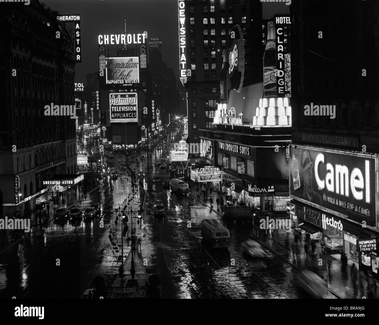 1950 TIMES SQUARE di notte dal volte edificio FINO A PIAZZA DUFFY insegne al neon BROADWAY grande strada bianca Foto Stock