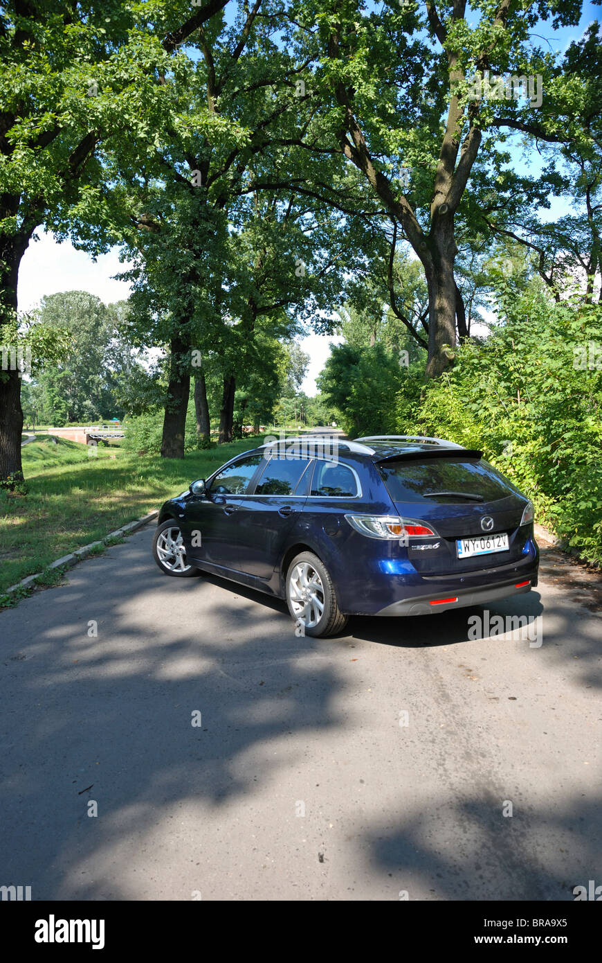 Mazda 6 2.2 Sport Station Wagon - il mio 2007 (FL 2010) - blu metallizzato - Giapponese popolare medio-alto auto di classe, segmento D - parco Foto Stock