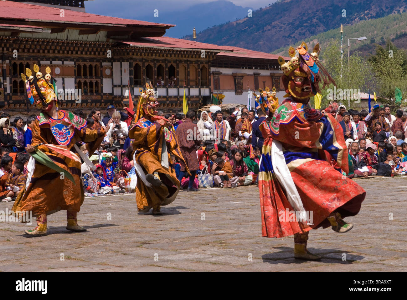 Ballerini in costume al festival religioso con molti visitatori, Paro Tsechu, Paro, Bhutan, Asia Foto Stock
