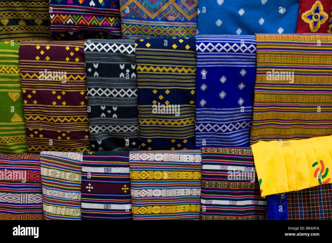Colorati abiti tradizionali per la vendita, Paro, Bhutan, Asia Foto Stock