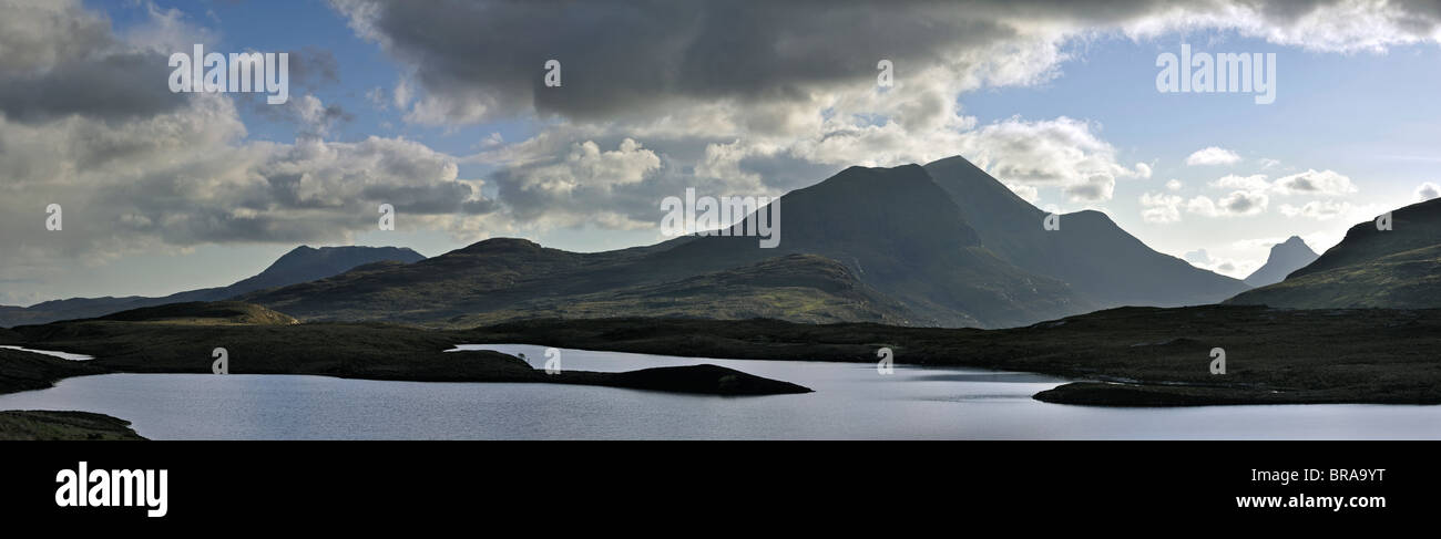 Paesaggio delle Highlands con il loch e pioggia nuvole a Assynt, Sutherland, Scotland, Regno Unito Foto Stock