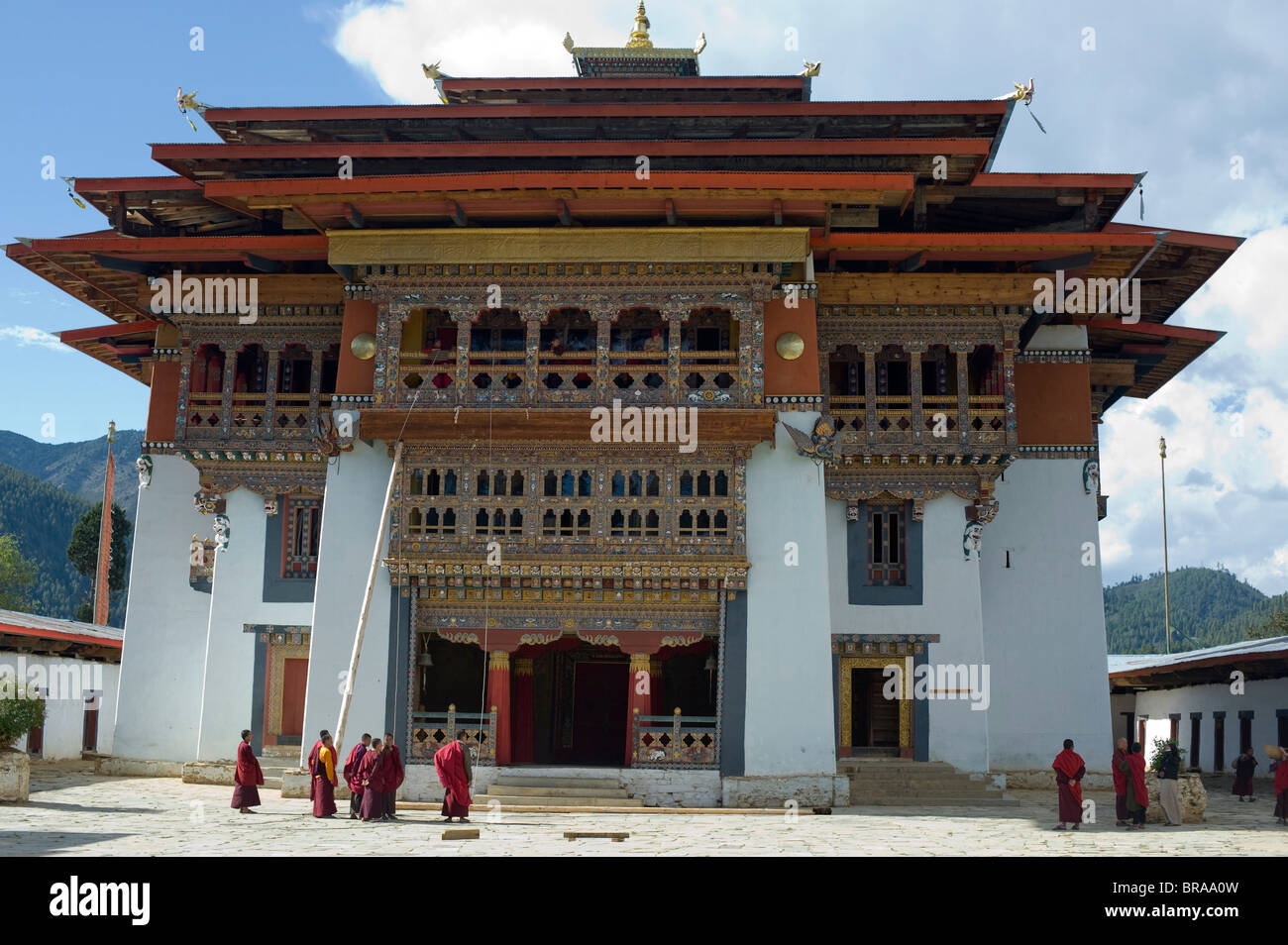 Monaci di un monastero nella valle di Phobjika, Bhutan, Asia Foto Stock