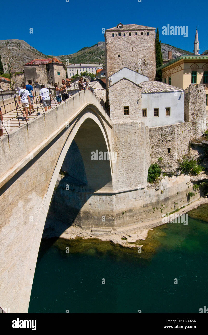 Famoso Ponte vecchio ricostruito dopo il collasso nella guerra nella città vecchia di Mostar, UNESCO, Bosnia Erzegovina Foto Stock