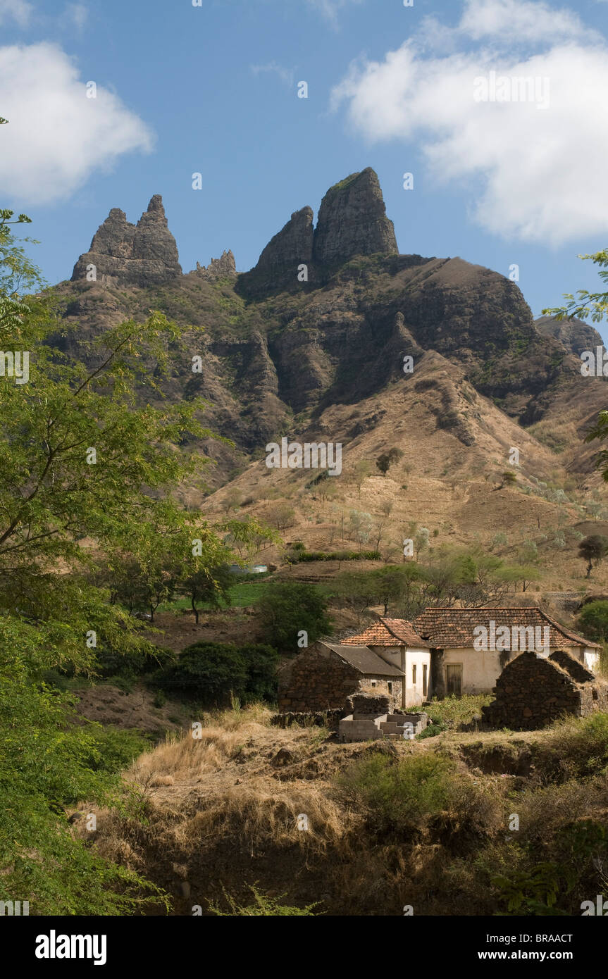 Un agriturismo in un paesaggio roccioso, Santiago, Isole di Capo Verde, Africa Foto Stock