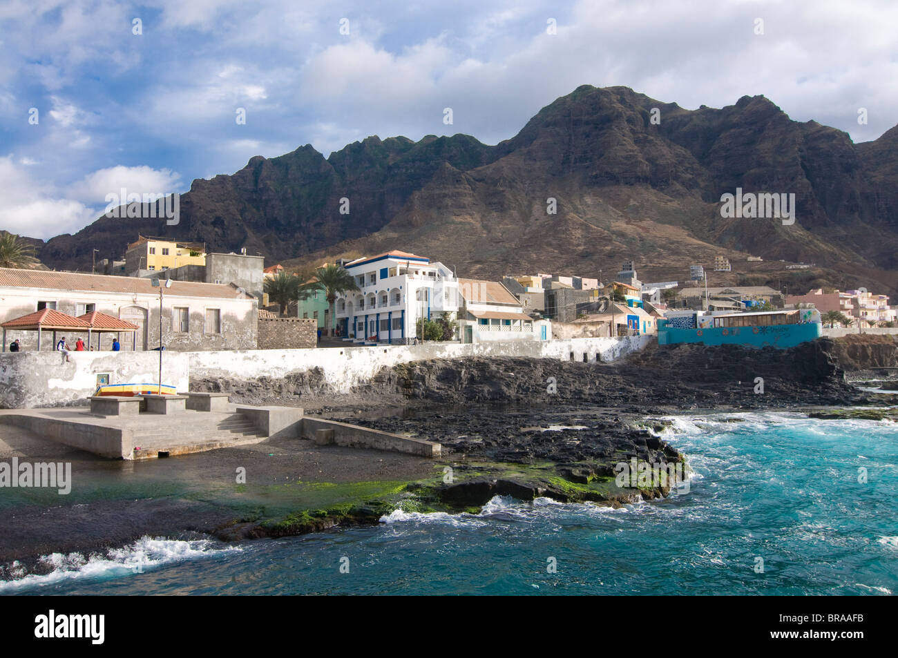 Gli edifici del porto di Ponta do Sol, San Antao, Isole di Capo Verde, Oceano Atlantico, Africa Foto Stock