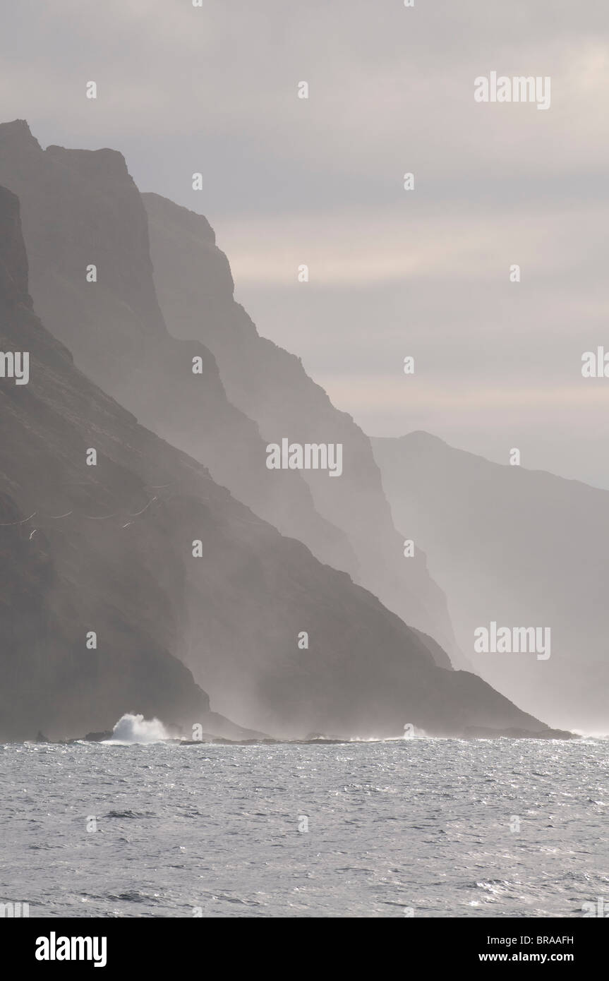 Rocce sulla costa in Twilight, San Antao, Isole di Capo Verde, Oceano Atlantico, Africa Foto Stock