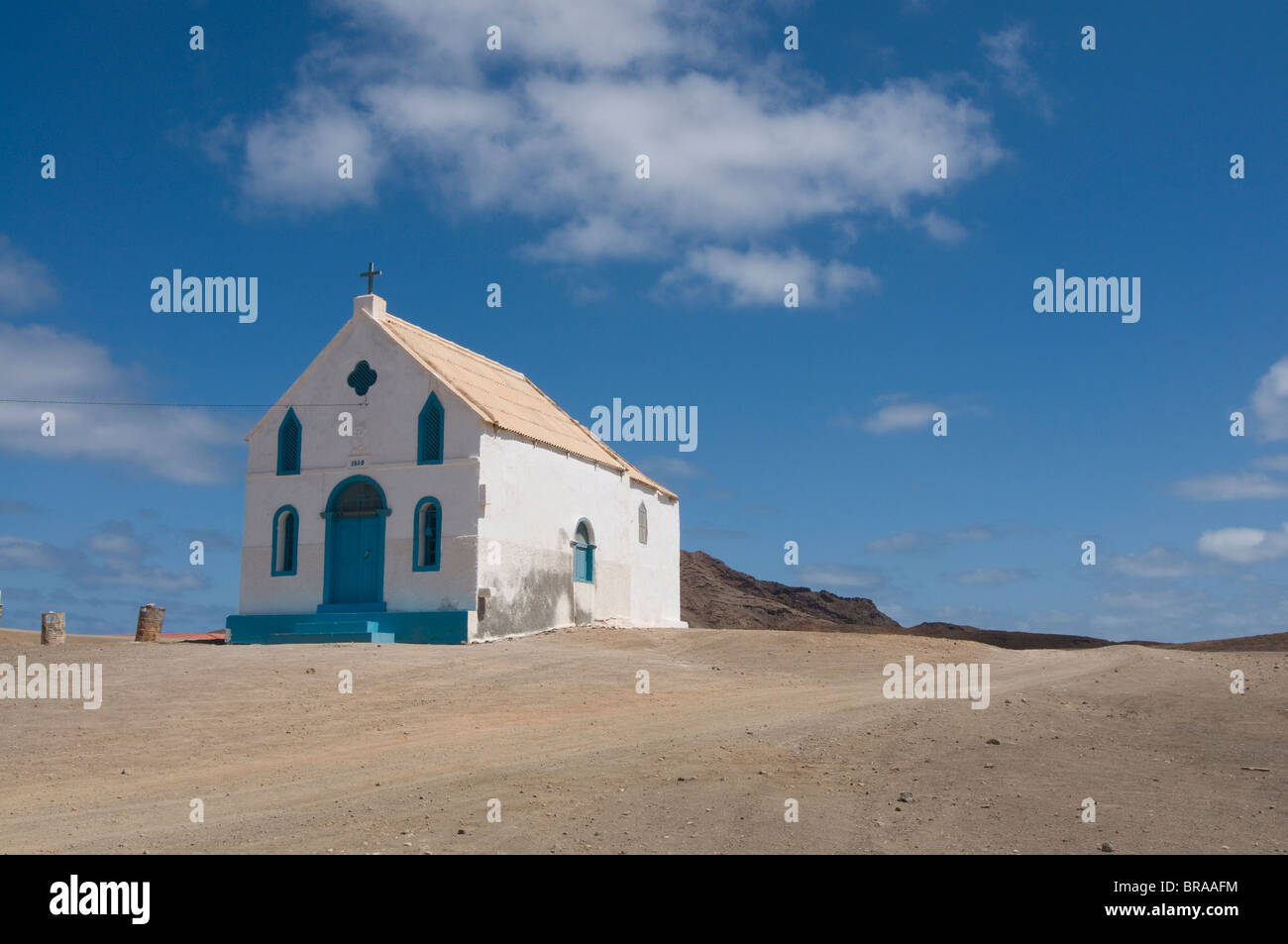 Luminosa chiesa alla spiaggia sabbiosa, Pedro Da Sal, Sal, Isole di Capo Verde, Africa Foto Stock