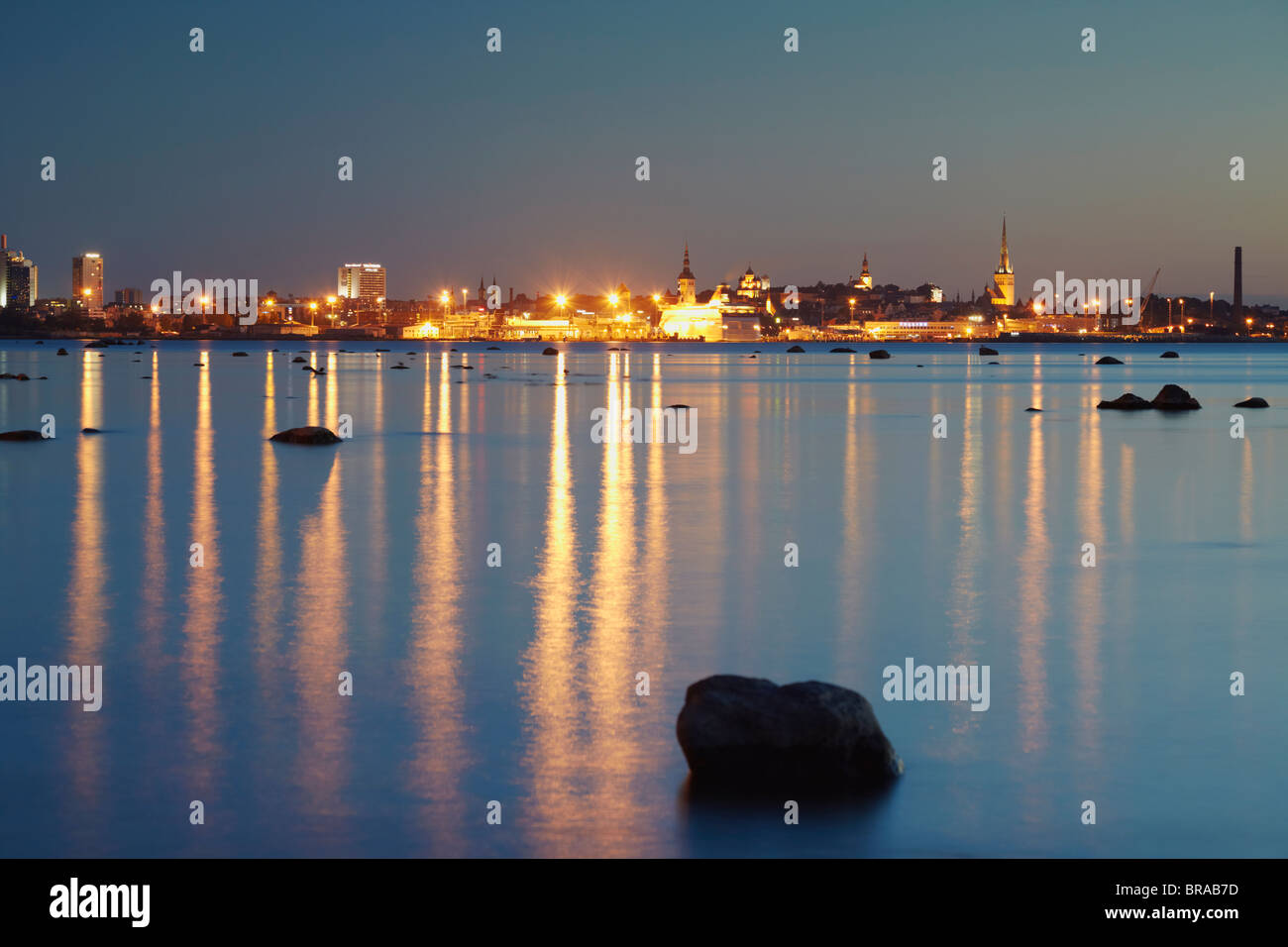 Skyline della città da Pirita, Tallinn, Estonia, paesi baltici, Europa Foto Stock