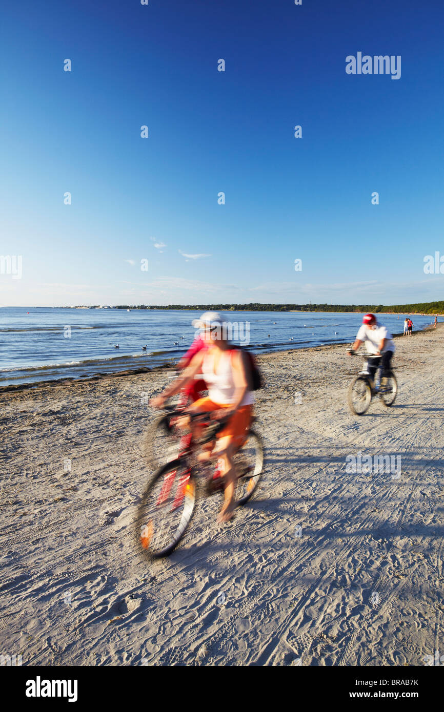 I ciclisti sulla spiaggia di Pirita, Tallinn, Estonia, paesi baltici, Europa Foto Stock