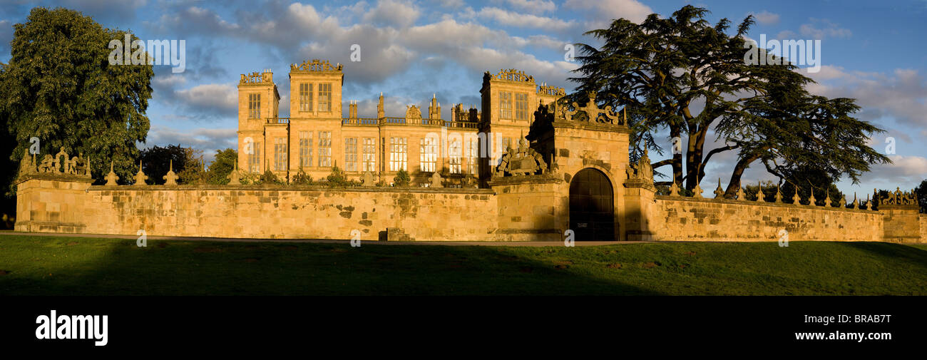 Hardwick Hall Hotel panorama Derbyshire che mostra il bagliore dorato della grande casa e giardino pareti al tramonto Foto Stock