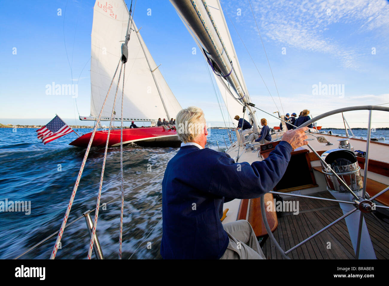 Racing a bordo 12m Weatherly con American Eagle per in sottovento Narragansett Bay, Newport, Rhode Island, Stati Uniti d'America. Foto Stock