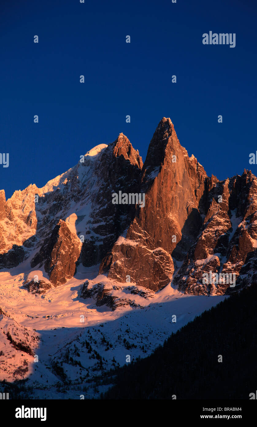 Il celebre picco dell'Aiguille du Dru si erge sopra il villaggio di Argentiere Chamonix, sulle Alpi francesi, Francia Foto Stock