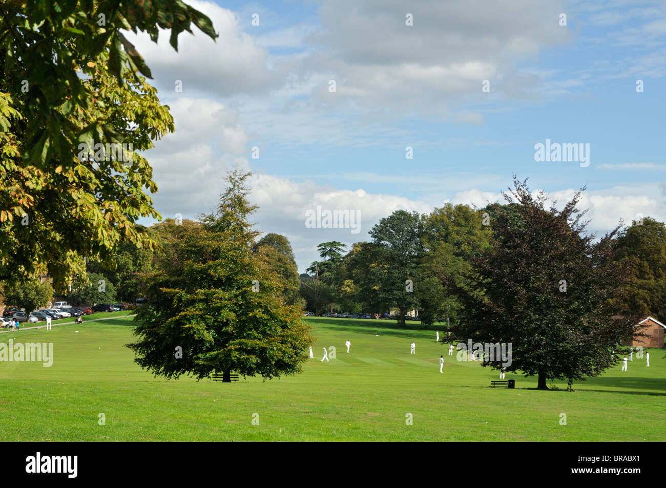 Una partita di cricket su un soleggiato autunno sabato pomeriggio a Hemel Hempstead, Hertfordshire, Regno Unito. Foto Stock