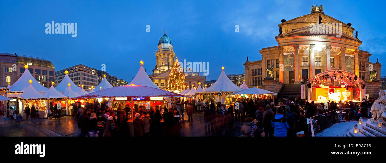 Tradizionale Mercatino di Natale in piazza Gendarmenmarkt accesa al crepuscolo, Berlino, Germania, Europa Foto Stock