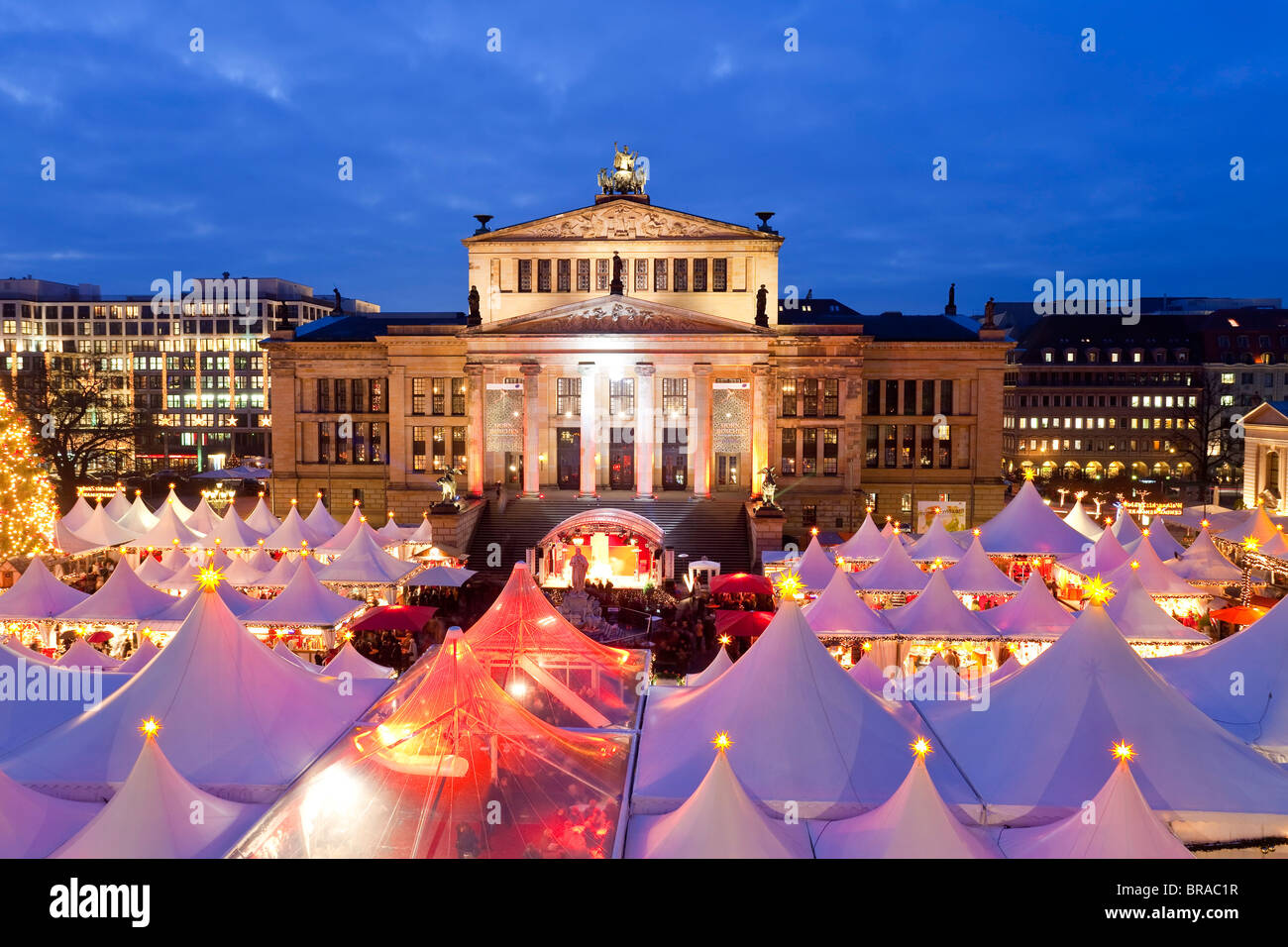 Tradizionale Mercatino di Natale in piazza Gendarmenmarkt, illuminate al tramonto, Berlino, Germania, Europa Foto Stock