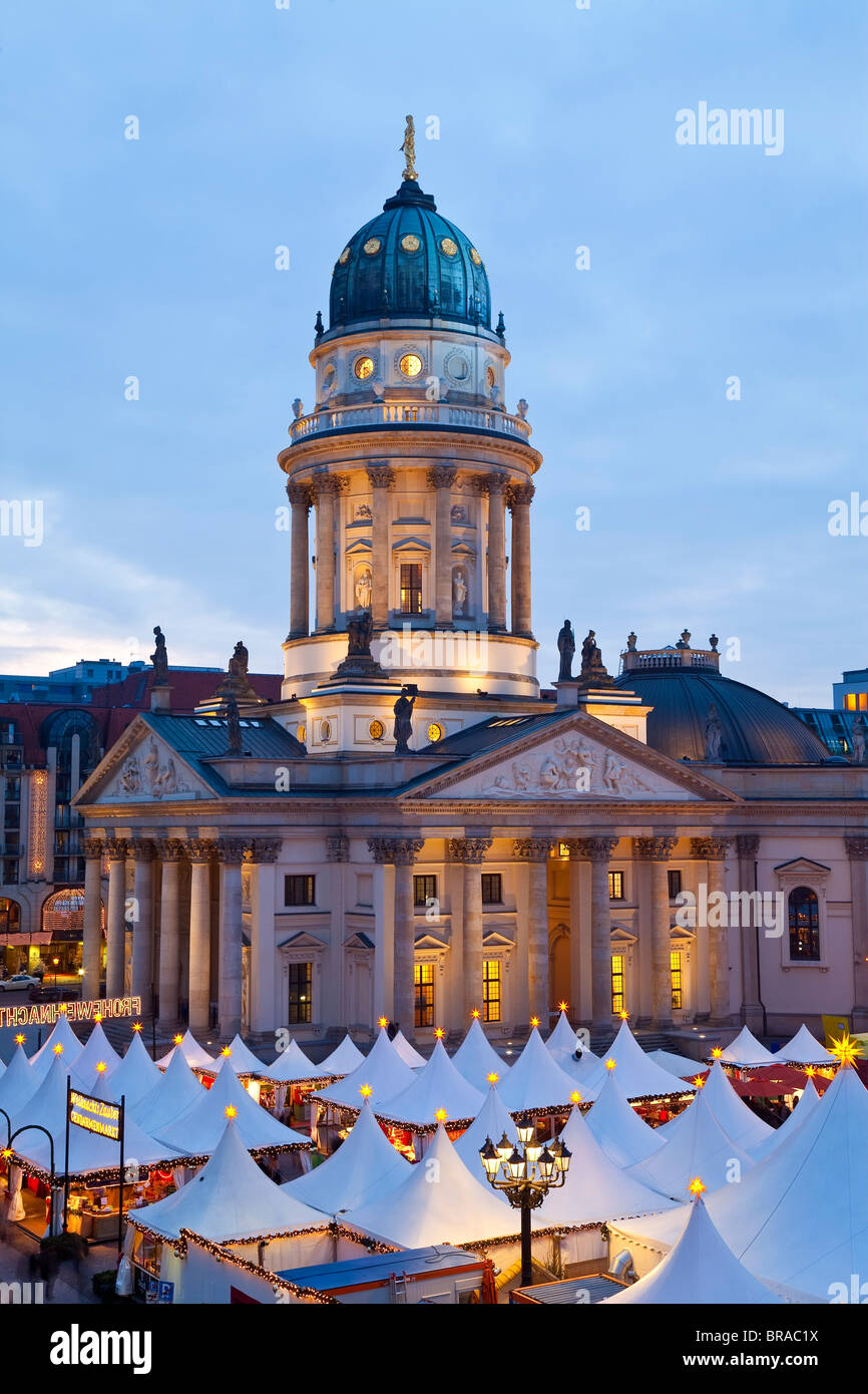 Tradizionale Mercatino di Natale in piazza Gendarmenmarkt, illuminate al tramonto, Berlino, Germania, Europa Foto Stock