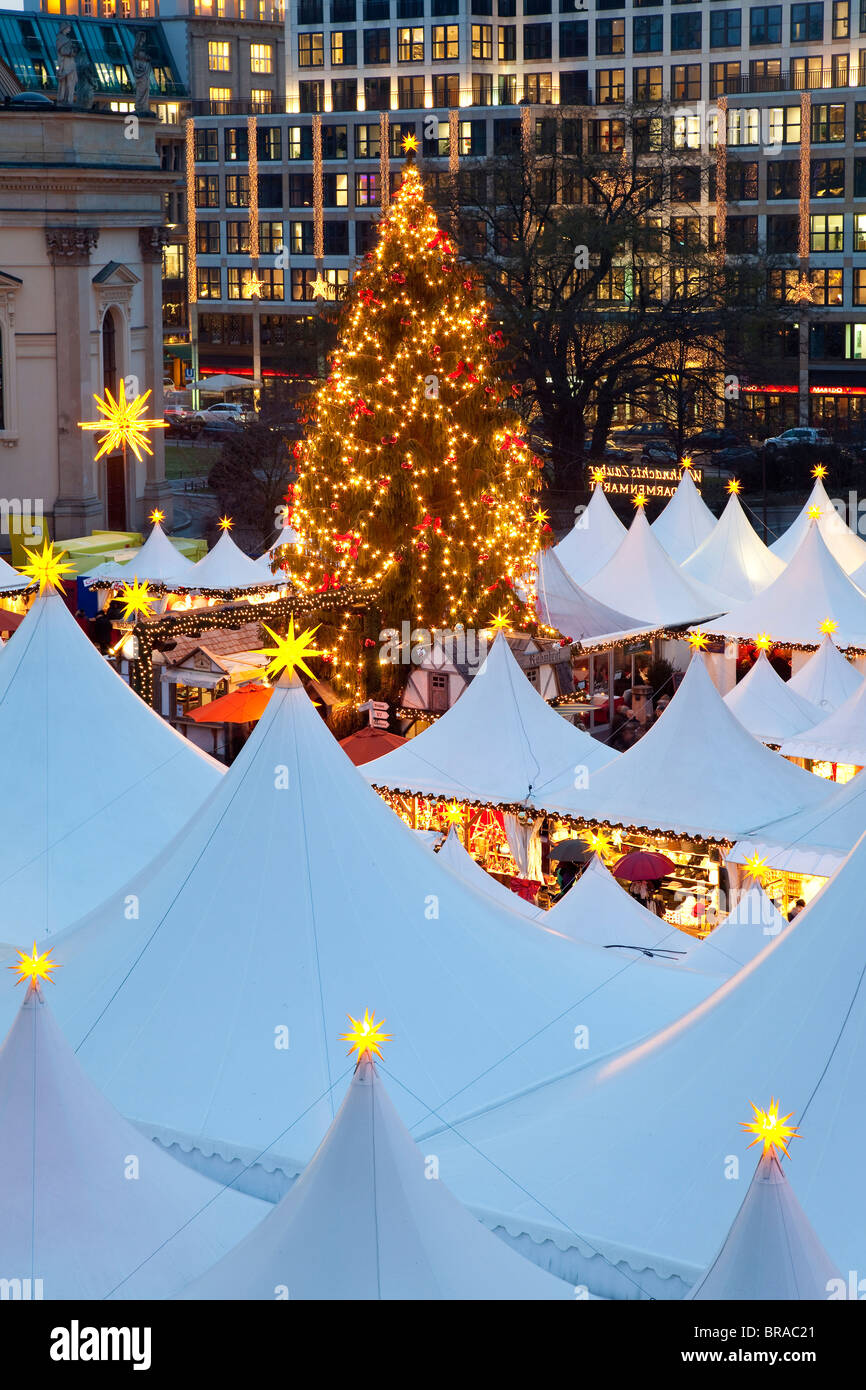 Tradizionale Mercatino di Natale in piazza Gendarmenmarkt, illuminate al tramonto, Berlino, Germania, Europa Foto Stock