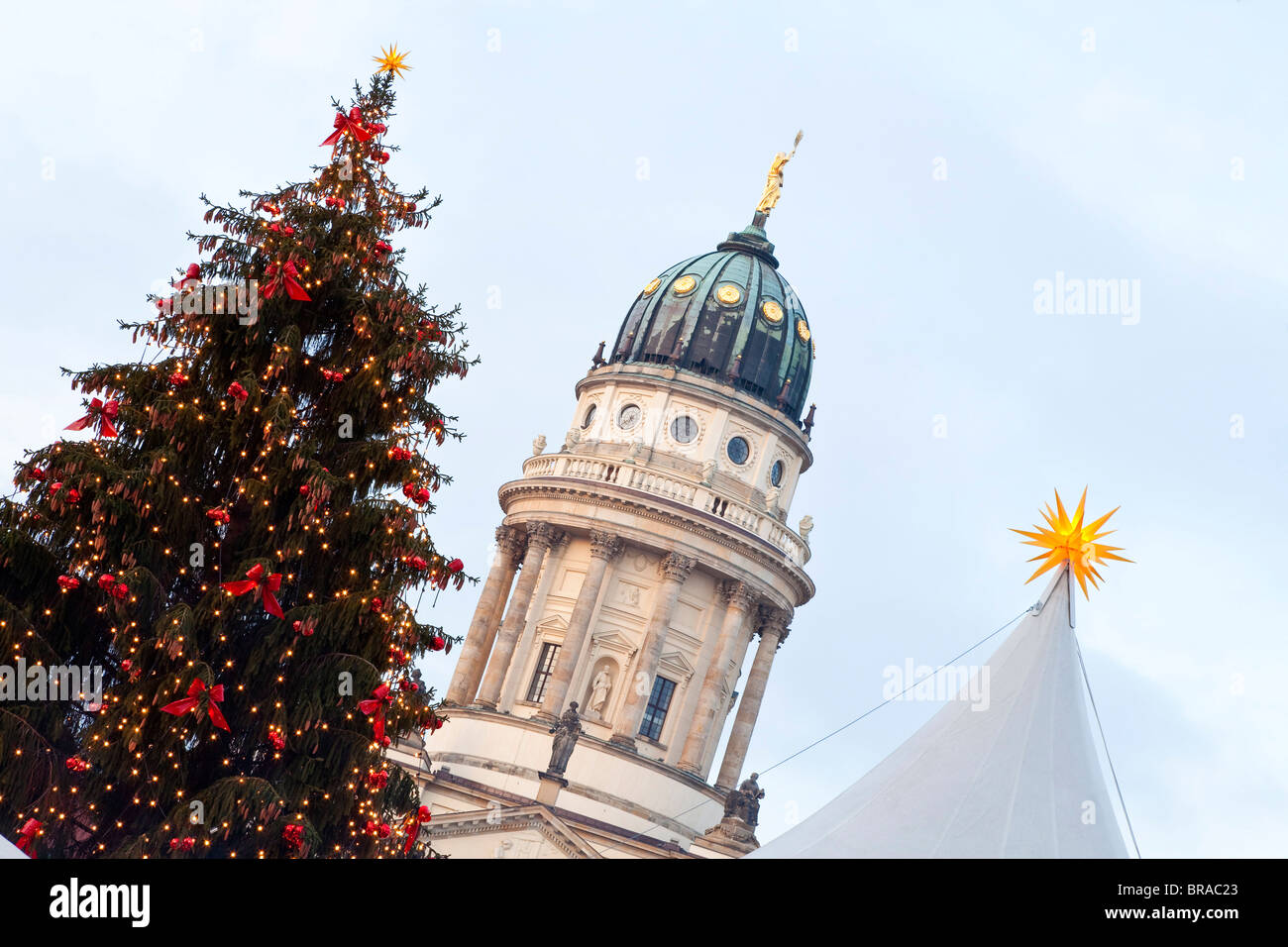 Tradizionale Mercatino di Natale in piazza Gendarmenmarkt, illuminate al tramonto, Berlino, Germania, Europa Foto Stock