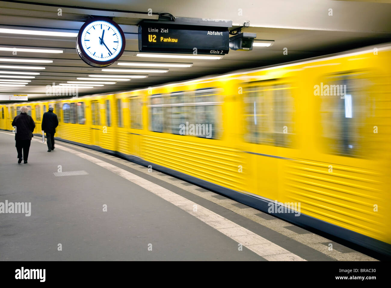 Movimento del treno tirando in moderne la stazione della metropolitana di Berlino, Germania, Europa Foto Stock