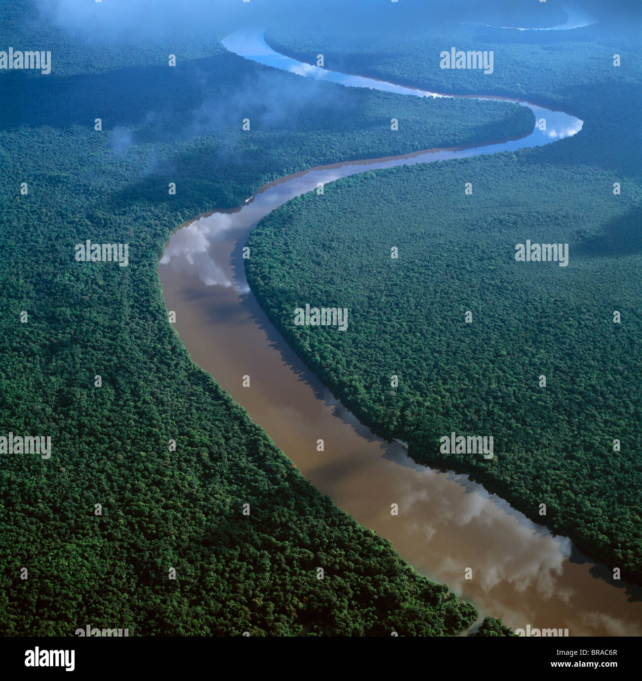 Immagine aerea della parte inferiore del fiume Mazaruni a sud di Oranapai sbarco, Guyana, Sud America Foto Stock