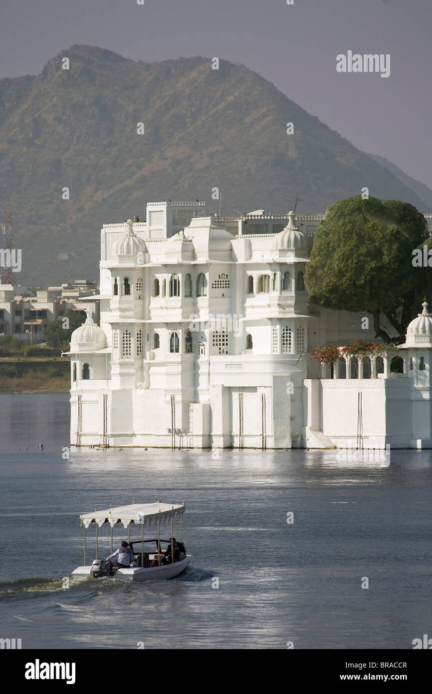 Lake Palace e il Lago Pichola, Udaipur, Rajasthan, India, Asia Foto Stock