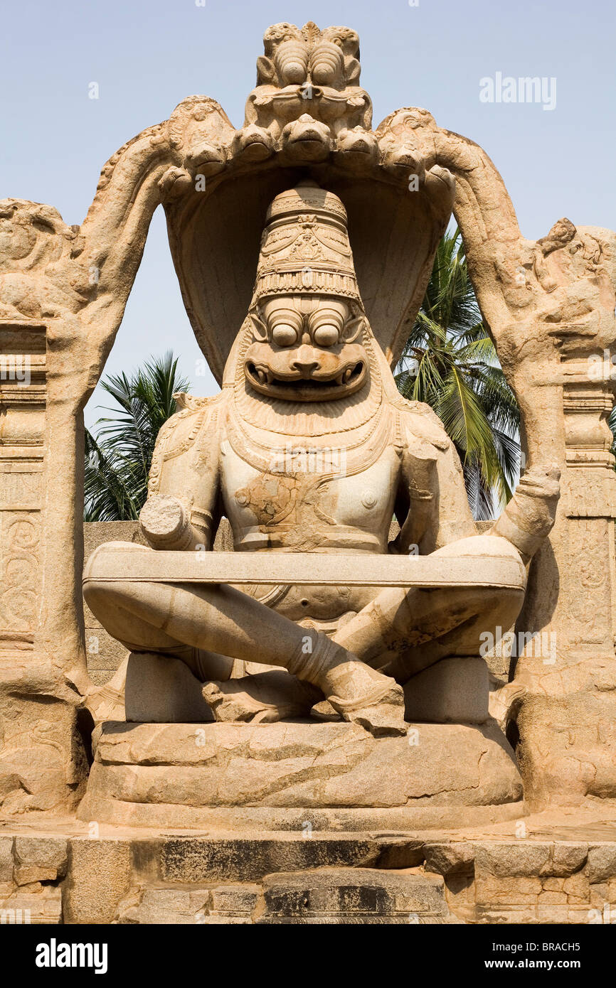 Il monolito Narasimha dal 1528 ad mostra Vishnu come semi-lion, semi-uomo di Hampi, UNESCO, Karnataka, India, Asia Foto Stock