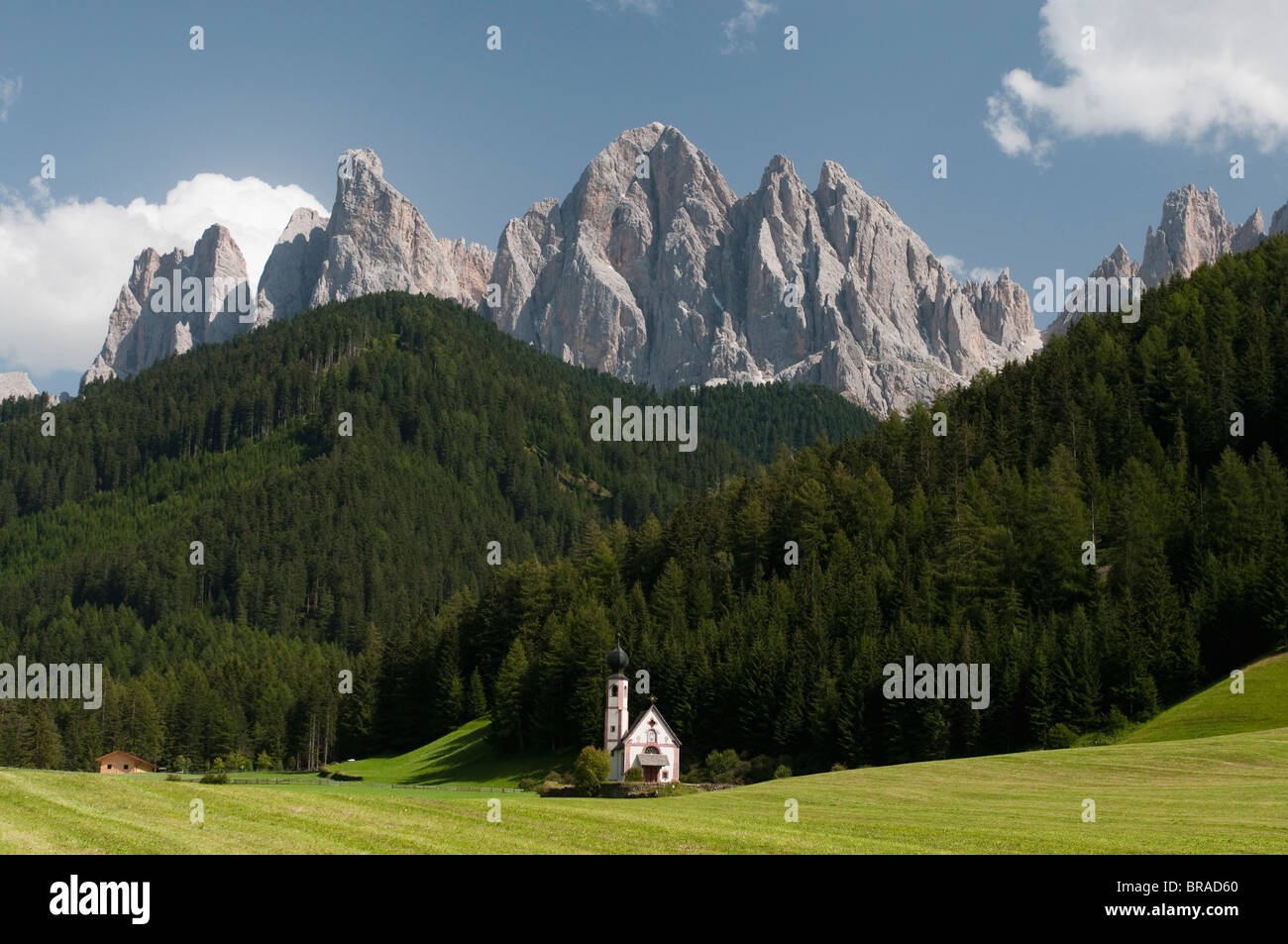 Johann Chiesa, Val di Funes (Villnoss), Dolomiti, Trentino Alto Adige, Alto Adige, Italia, Europa Foto Stock