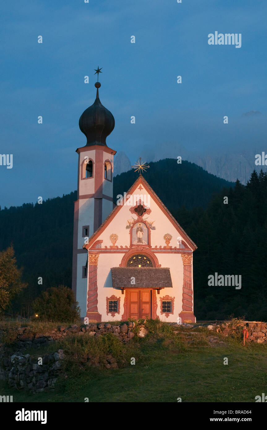 Johann Chiesa, Val di Funes (Villnoss), Dolomiti, Trentino Alto Adige, Alto Adige, Italia, Europa Foto Stock