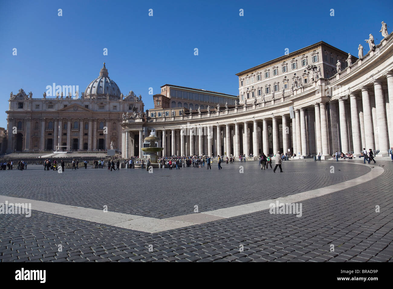 La basilica di San Pietro e ricurva fila di colonne in Piazza San Pietro e la Città del Vaticano, Roma, Lazio, l'Italia, Europa Foto Stock