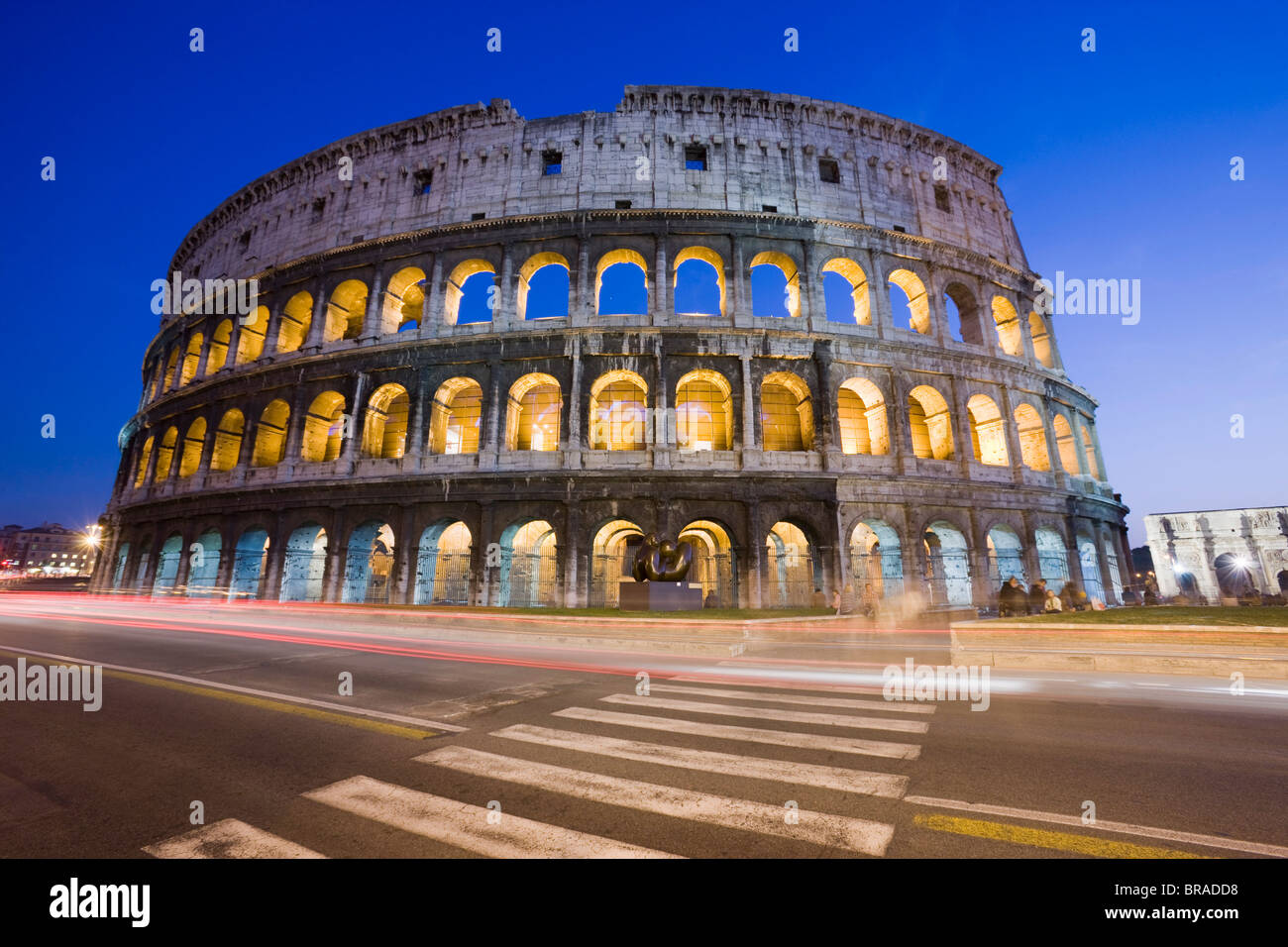 Colosseo anfiteatro, Sito Patrimonio Mondiale dell'UNESCO, e via dei Fori Imperiali di notte, Roma, Lazio, l'Italia, Europa Foto Stock