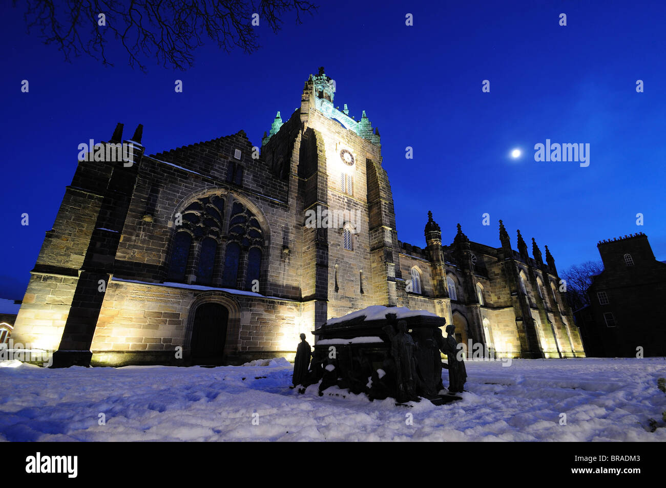 King's College su una notte wintery, Old Aberdeen, Scozia Foto Stock