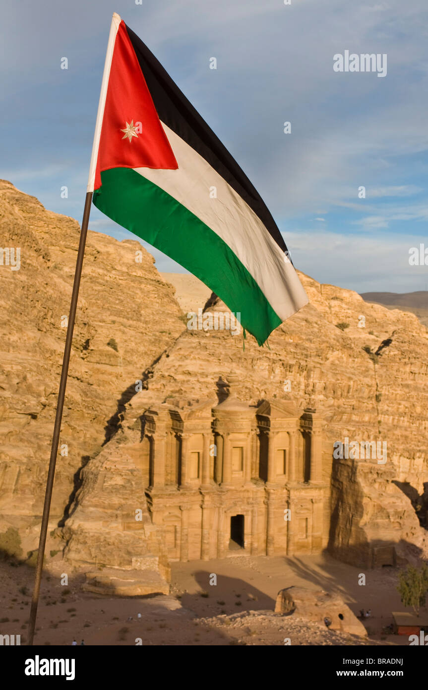 Il flag di Giordano davanti al Deir (monastero) al tramonto, Petra, Sito Patrimonio Mondiale dell'UNESCO, Giordania, Medio Oriente Foto Stock