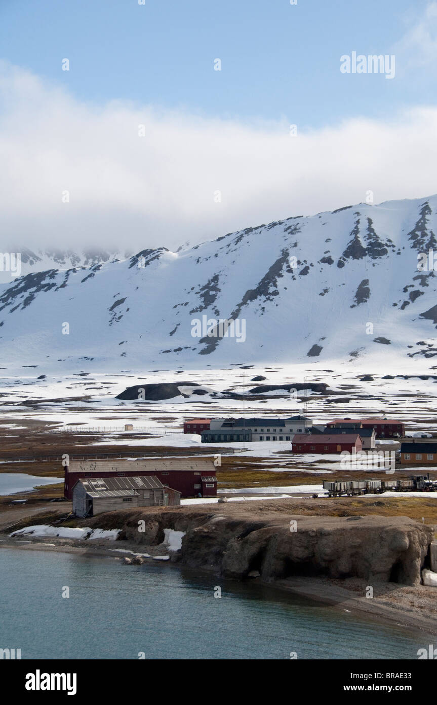 Norvegia, a nord del circolo polare artico, isole Svalbard, Spitsbergen, Ny Alesund. Kongsfjorden (aka King's Bay). Downtown con paesaggio artico. Foto Stock