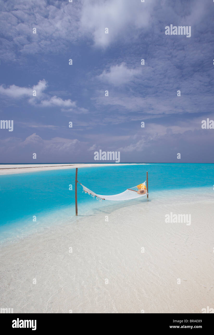 Amaca sul bordo della spiaggia, Maldive, Oceano Indiano, Asia Foto Stock