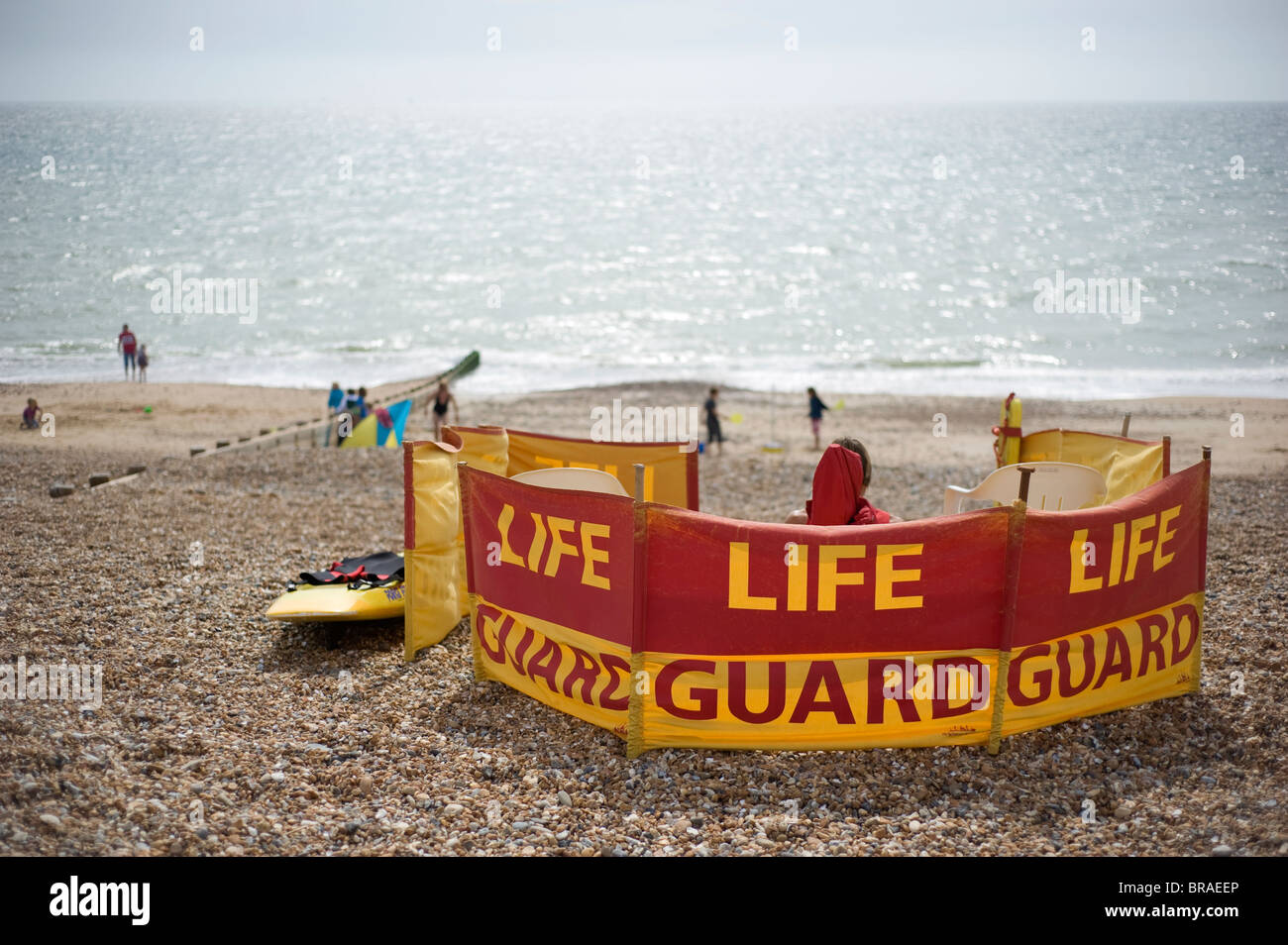 Bagnino di salvataggio che guarda al mare sul lungomare di Brighton. East Sussex, Inghilterra Foto Stock