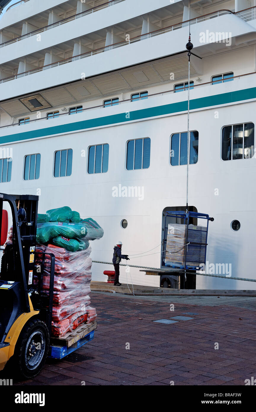 Un carrello elevatore a forche forniture di caricamento in una nave da crociera Foto Stock
