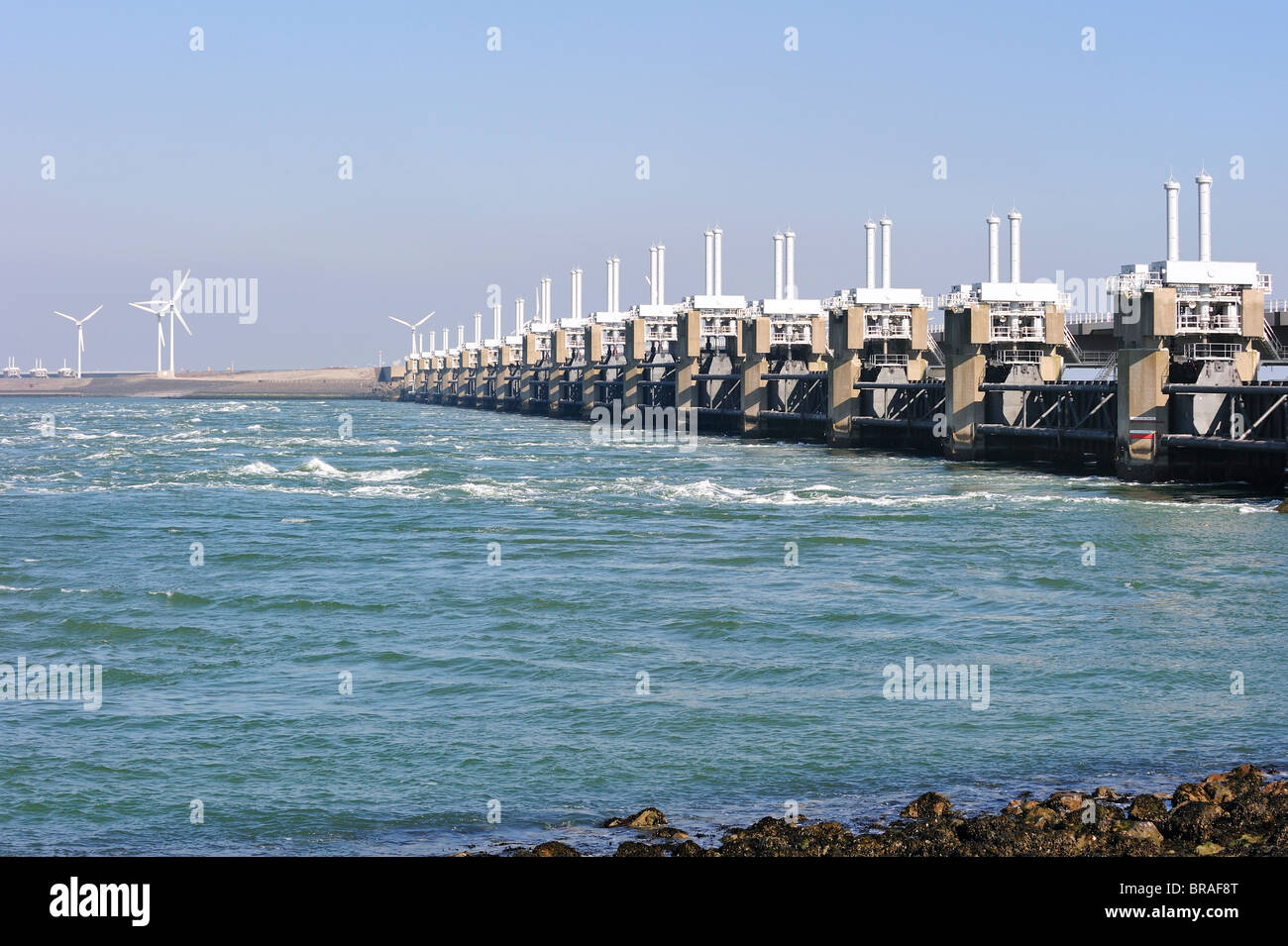 Storm flood barrier / Oosterscheldekering / Schelda orientale mareggiata barriera a Neeltje-reimerswaal Jans, Zeeland, Paesi Bassi Foto Stock