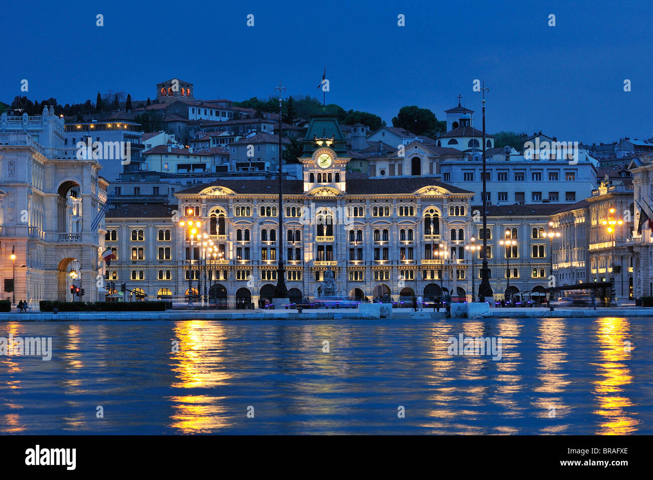 Trieste. Italia. Vista di Piazza dell'unità d'Italia dal Molo audace, il Municipio al centro (il palazzo del Municipio di Trieste). Foto Stock