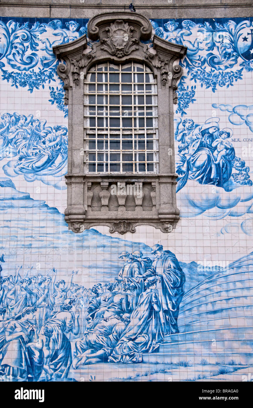 Dettaglio di azulejos (piastrelle di terracotta) su una parete esterna del xviii secolo Do Carmo chiesa. Oporto, Portogallo, Europa Foto Stock