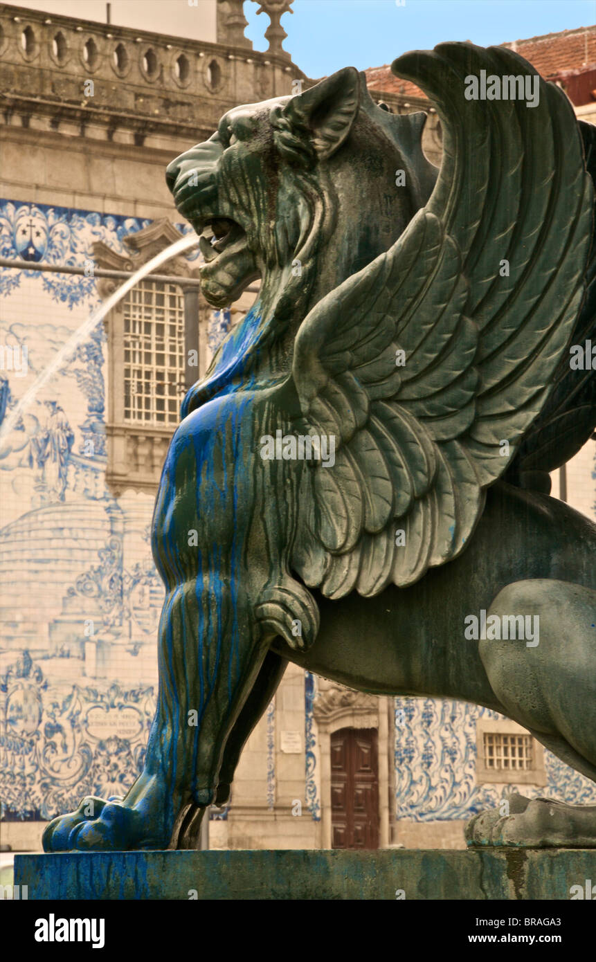 Leone alato fontana nella parte anteriore del azulejos piastrelle sul Do Carmo chiesa risalente al XVIII secolo, Oporto, Portogallo, Europa Foto Stock