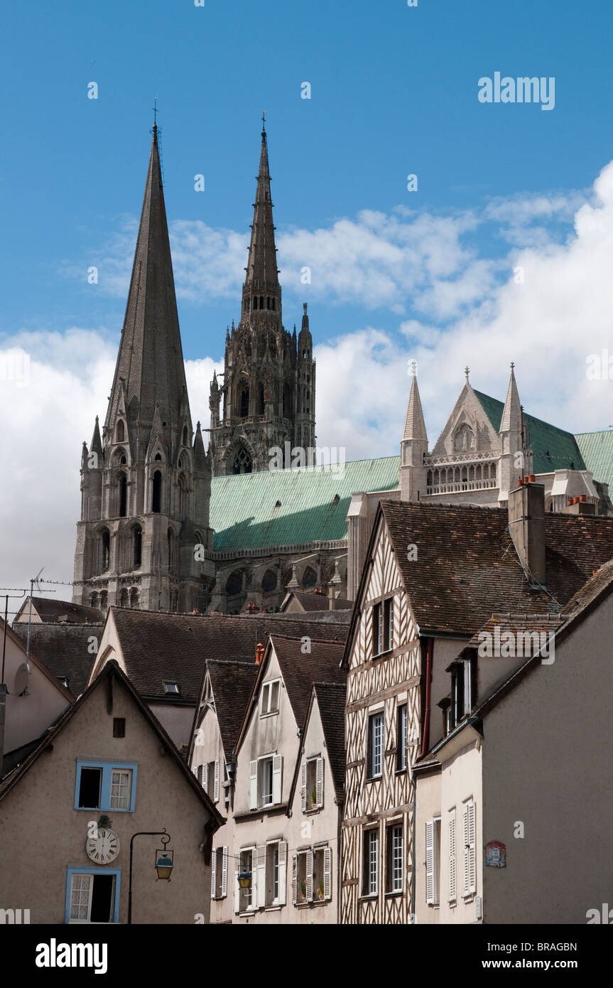 Case medioevali e la Cattedrale di Chartres, Francia Foto Stock