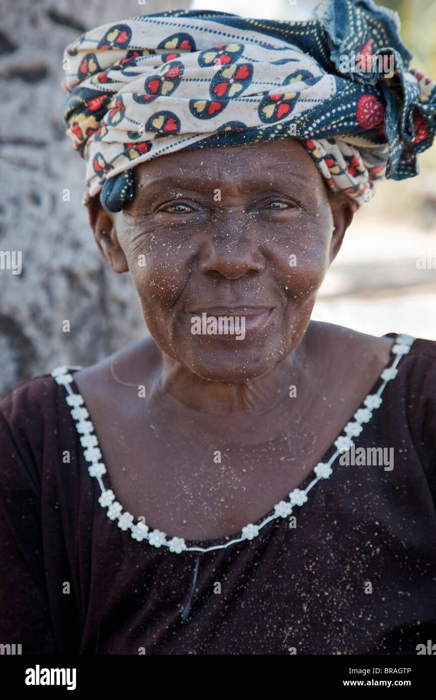 Kizimkazi Dimbani, Zanzibar, Tanzania. Vecchia donna. Foto Stock