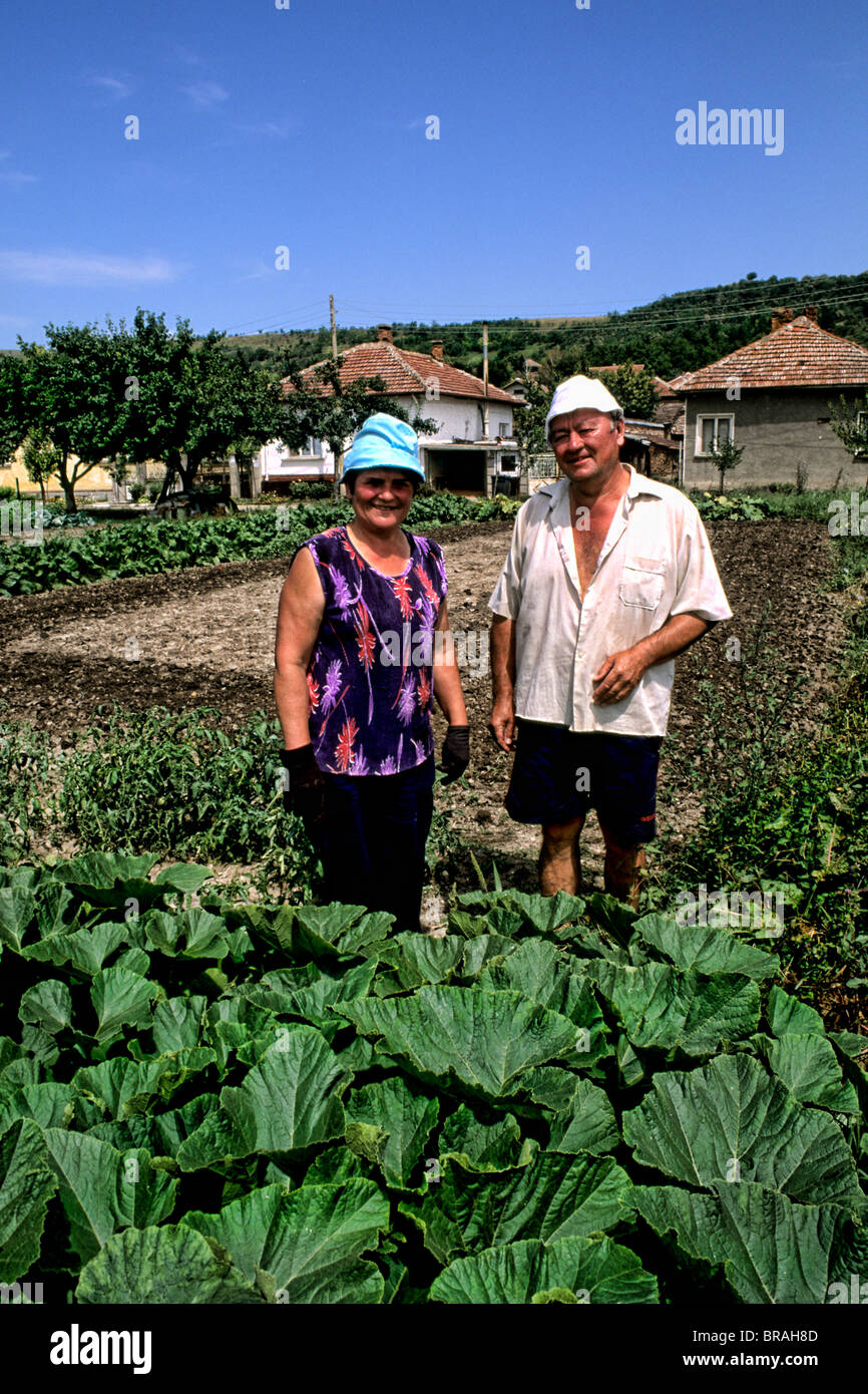 Ritratto di famiglia mentre giardinaggio in cantiere vicino Sofia Bulgaria Foto Stock