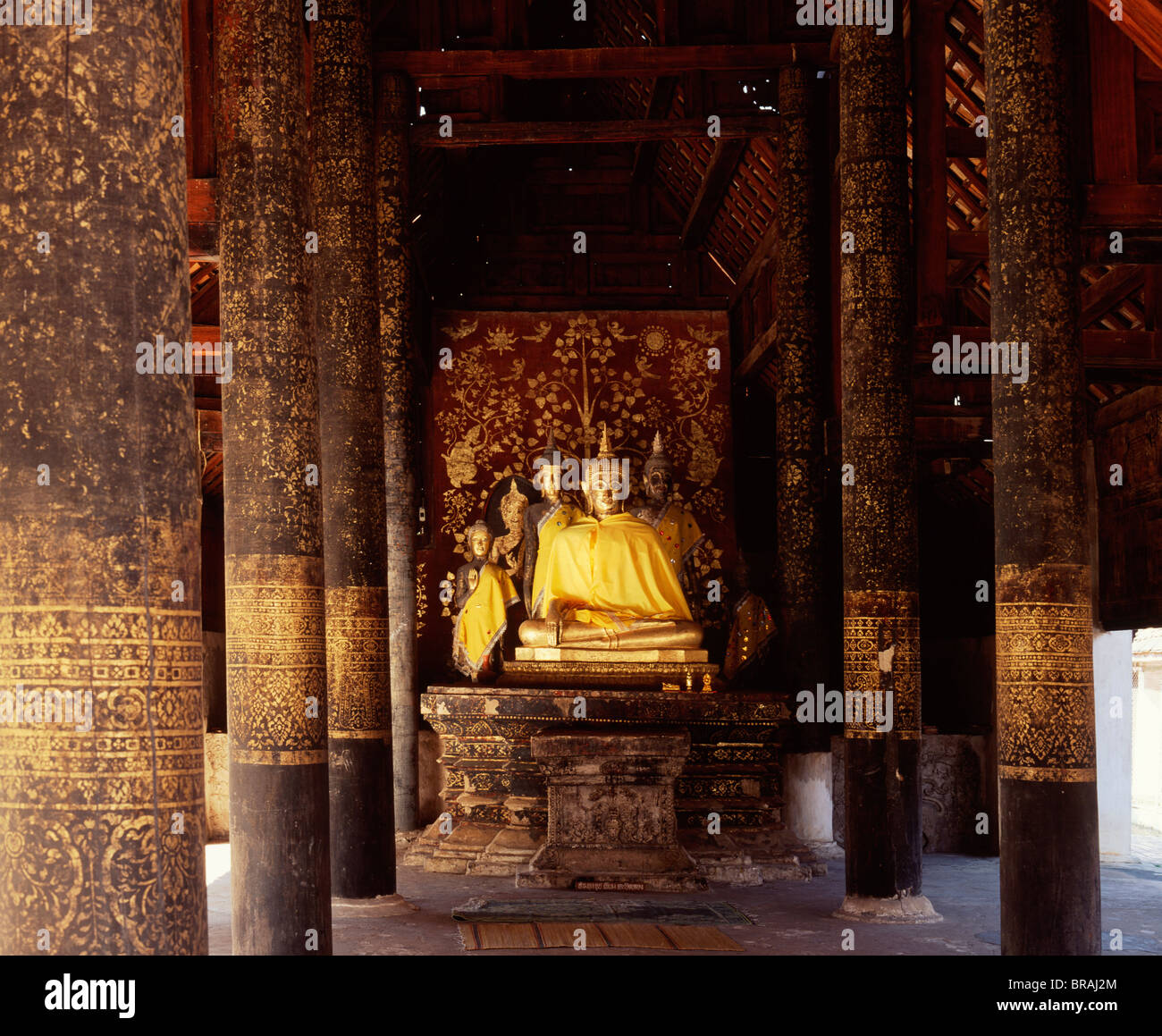 Interno del Wihan Nam Taem al Wat Phra That Luang, il più antico edificio di legno in Thailandia, Lampang, Thailandia, Sud-est asiatico Foto Stock