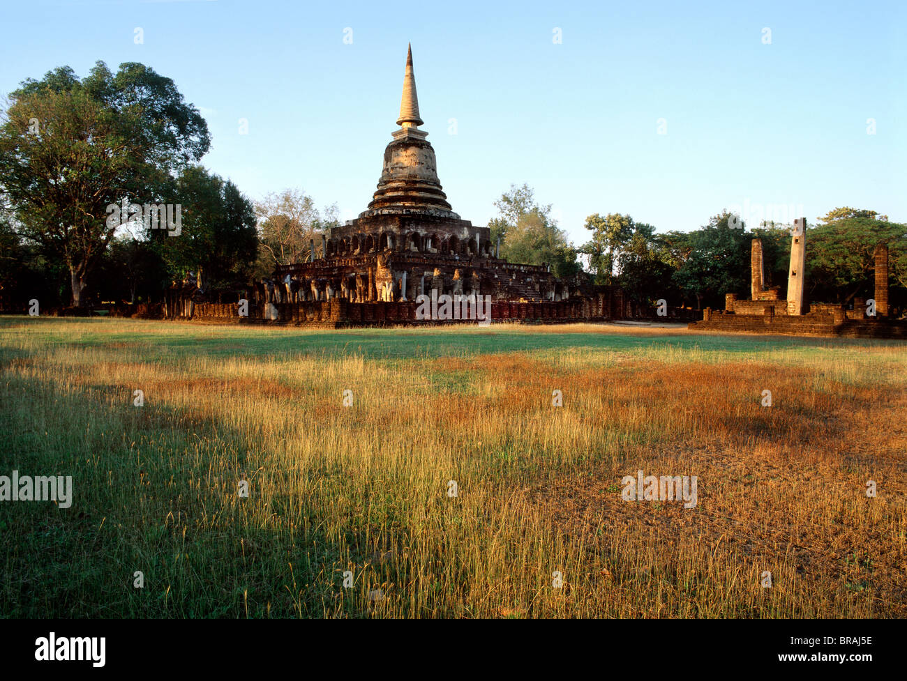 Wat Chang Lom, risalente agli ultimi del XIII secolo, Si Satchanalai, Thailandia, Sud-est asiatico, in Asia Foto Stock