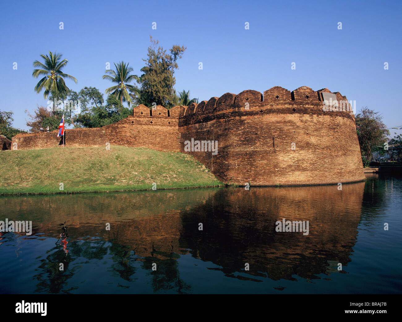 Torre angolare e fossati delle antiche mura della città di Chiang Mai, Thailandia, Sud-est asiatico, in Asia Foto Stock